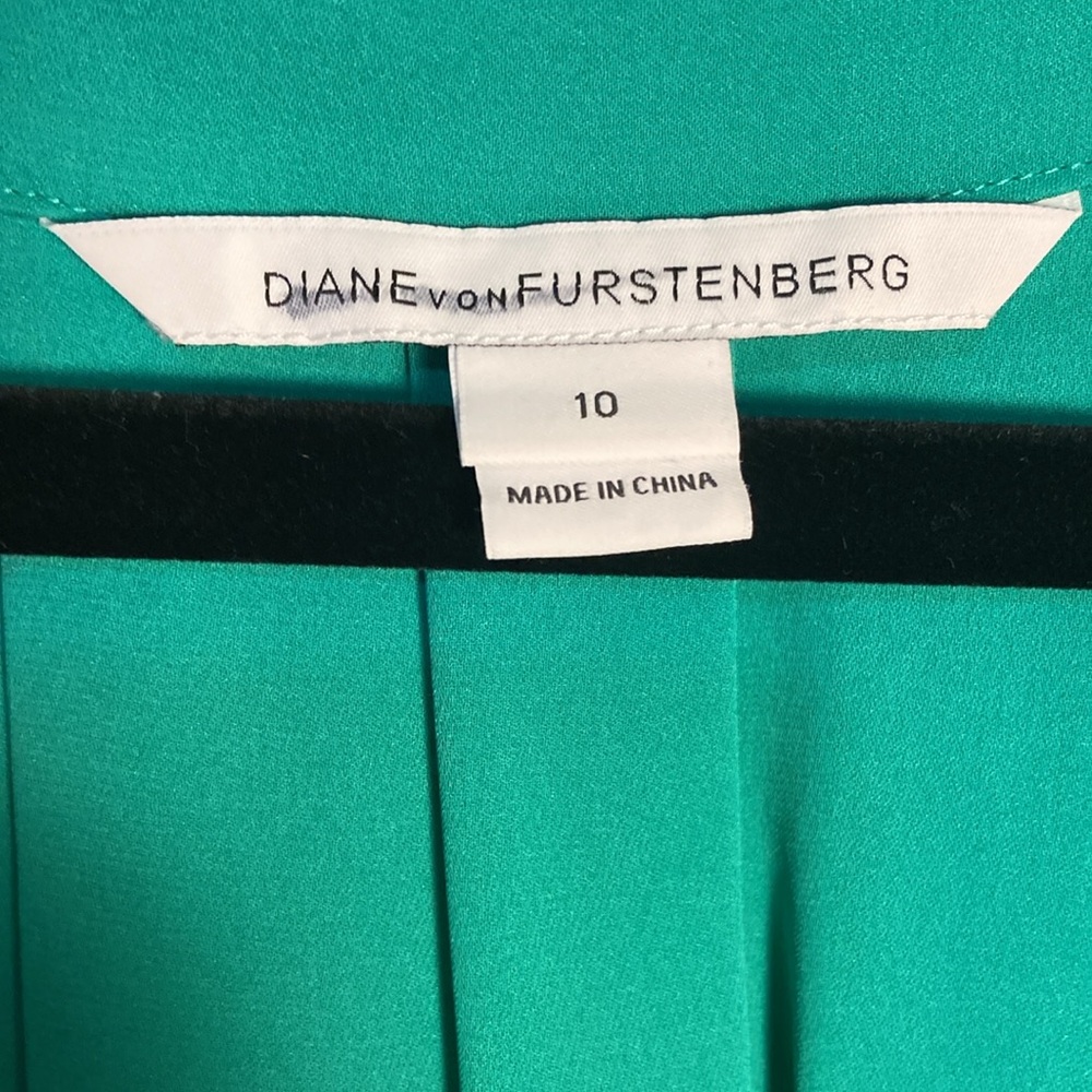 Diane von Furstenberg Size 10 Long Sleeve V Neck Green Silk Blouse - Picture 3 of 10